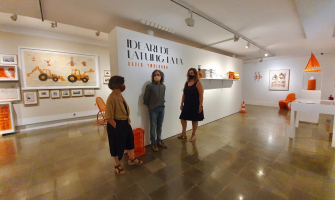 Fina Duran comissària de l'exposició i sòcia dels Amics del MAC, David Ymbernon l'artista i Pepi Rivera, regidora de Cultura 