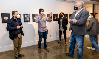 Moment de l'acte d'obertura de l'exposició Entre Línies