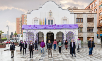 Regidores de l'Ajuntament posant amb la decoració de la pl Francesc Layret amb motiu del 8M