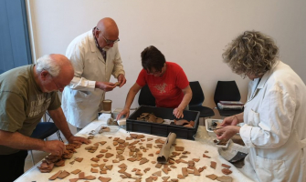 Les persones que participin a l'activitat 'Del fragment a la peça' podran rentar, siglar i classificar el material ceràmic de les darreres excavacions al jaciment de Ca n’Oliver. Foto: Tito Vera