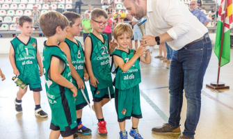 L'alcalde, Carlos Cordón, lliurant el trofeu a un dels equips participants
