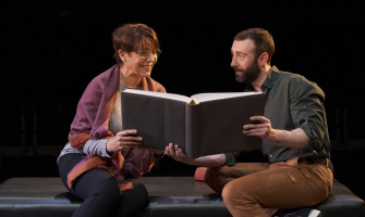 Escena de l'obra 'L'Oreneta' amb Emma Vilarasau i Dafnis Balduz