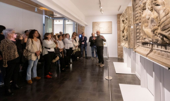 Moment de la presentació dels relleus Les Titànides d'Ismael Smtih