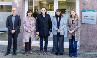 Roger de la Guerra, Sílvia Grau, Carlos Cordón, Gemma Badia i Sonia Rodríguez davant l'Oficina Municipal d'Habitatge