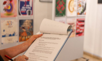 Moment de la reunió del jurat l'any passat per escollir el cartell guanyador