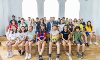 fotgrafia del membres del CIAC curs 2024-2025 amb l'alcalde i la regidora