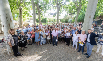 foto de grup homenatge a les persones que celebren els 80 anys aquest 2025