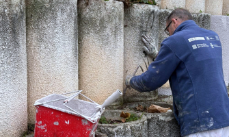 Operari d'un pla d'ocupació treballant en tasques de pintura