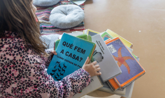 Fotografia d'arxiu d'una nena mirant un llibre